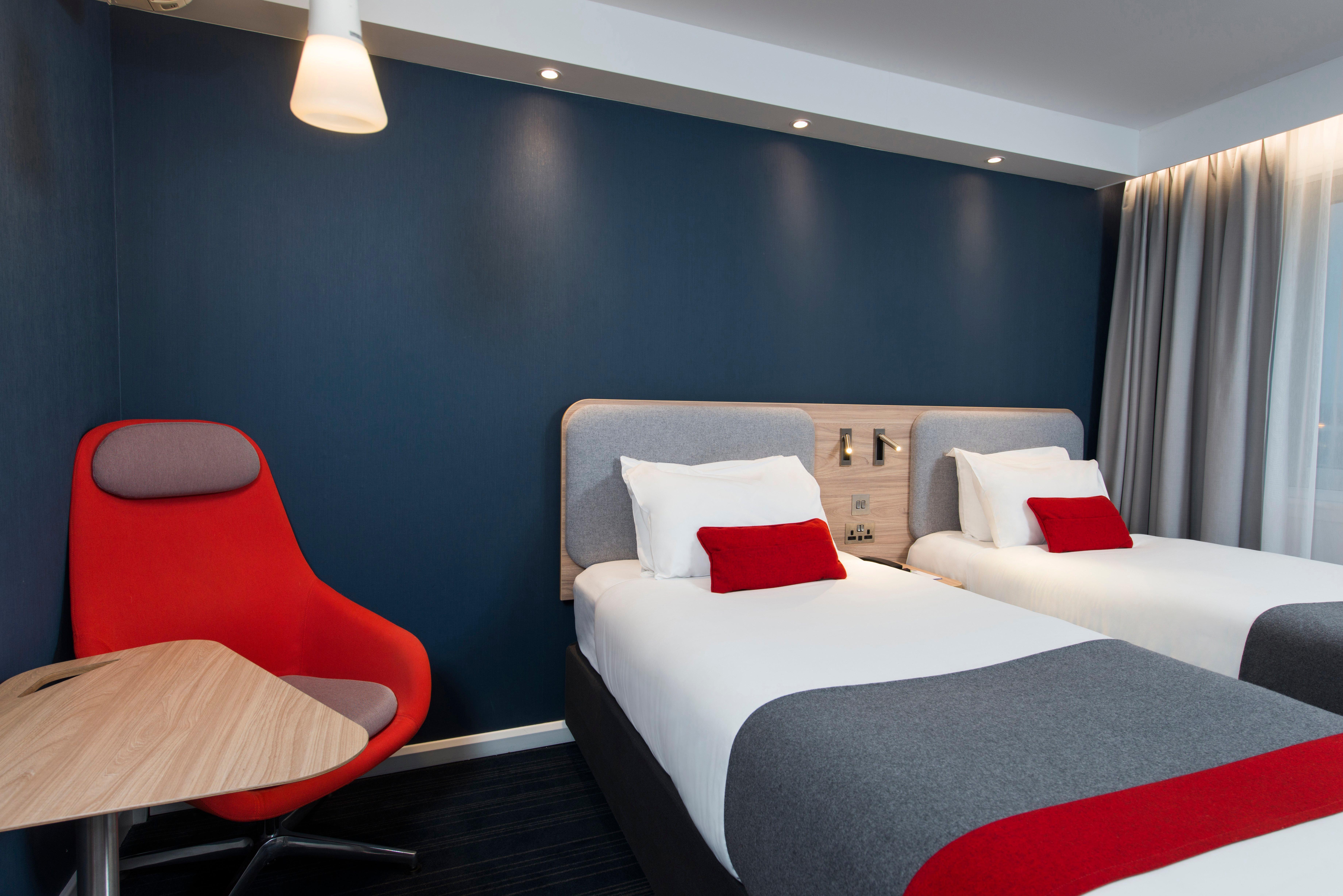 Holiday Inn Express Milton Keynes By Ihg Exterior foto