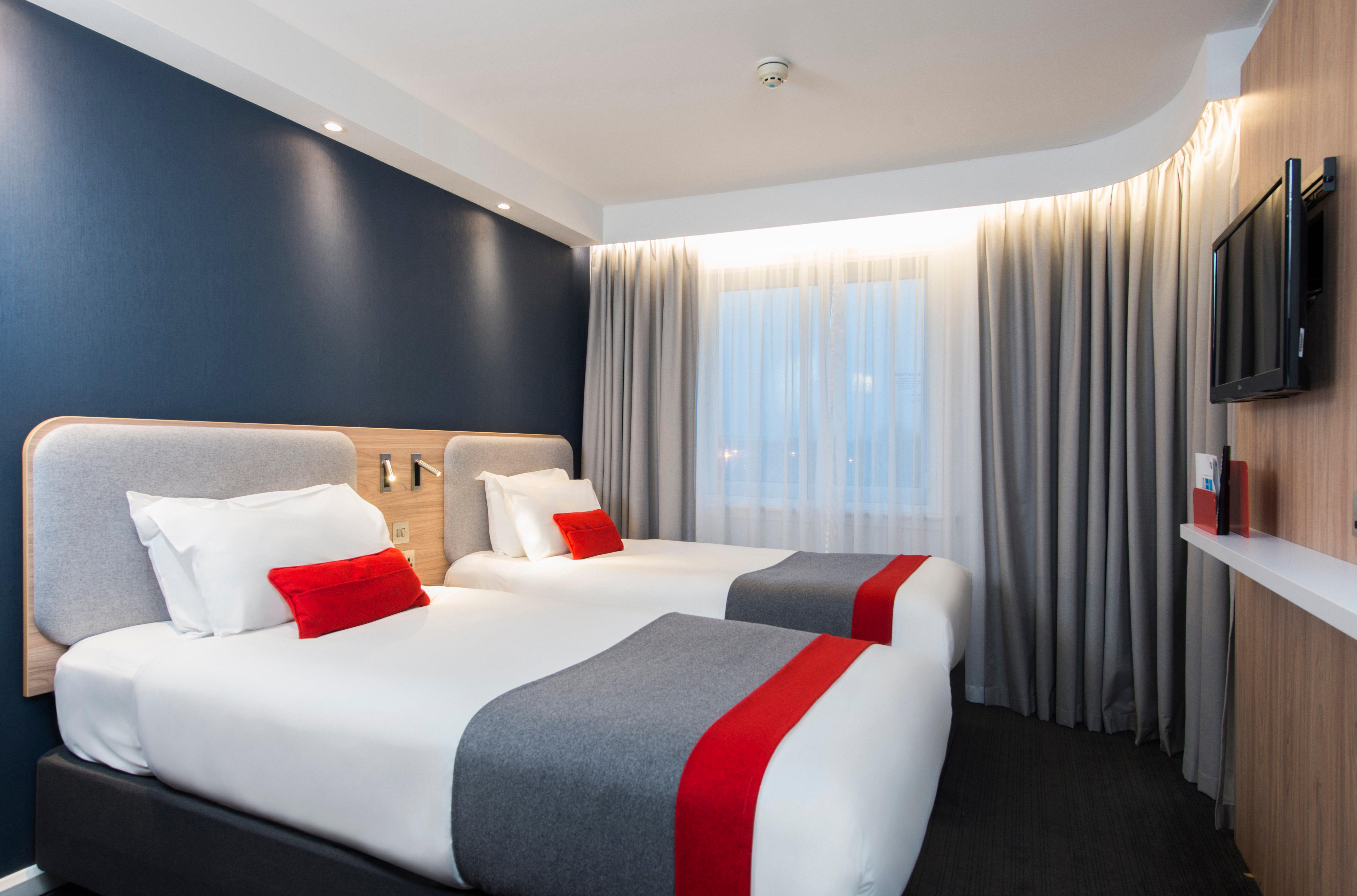 Holiday Inn Express Milton Keynes By Ihg Exterior foto