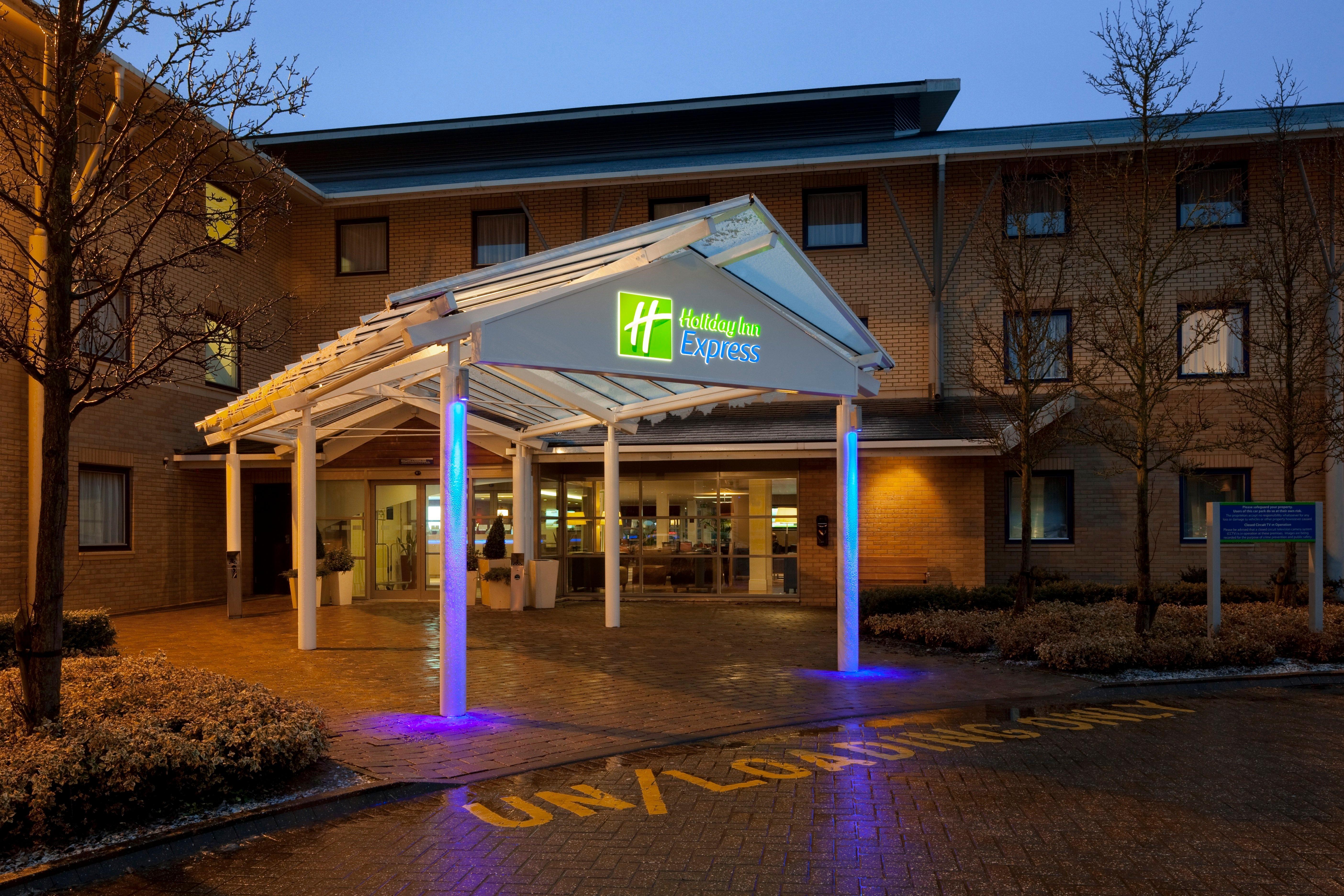 Holiday Inn Express Milton Keynes By Ihg Exterior foto