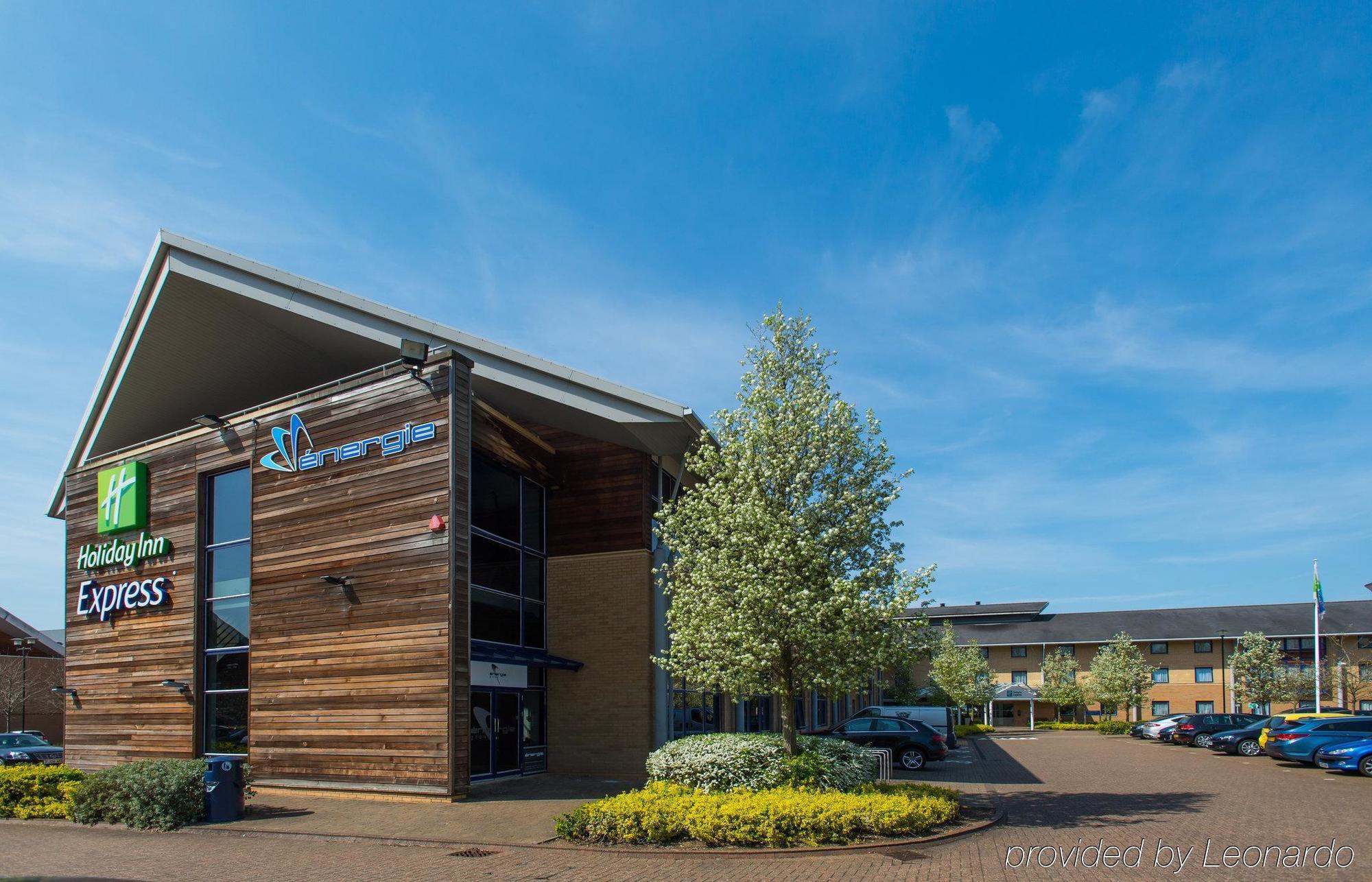 Holiday Inn Express Milton Keynes By Ihg Exterior foto
