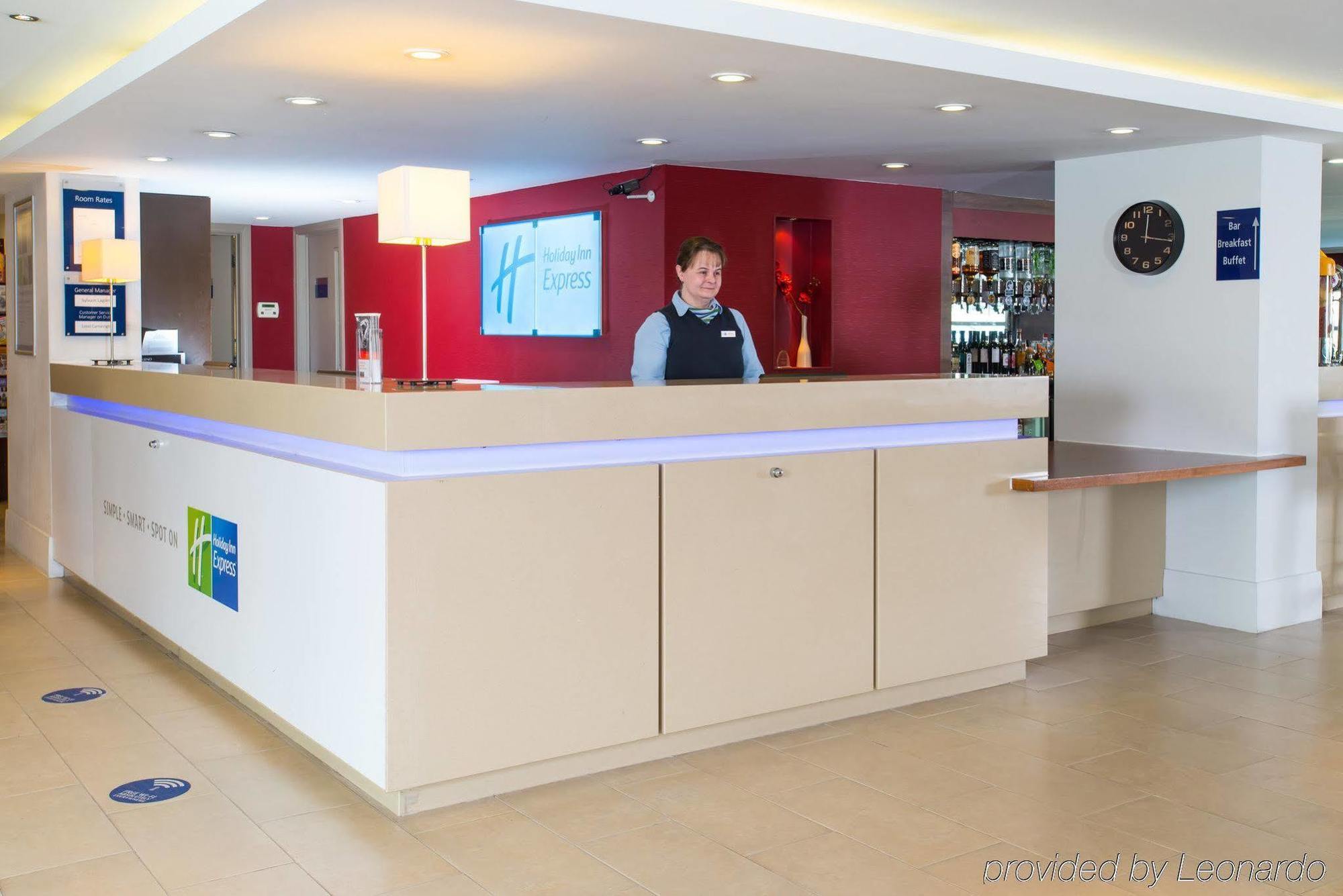 Holiday Inn Express Milton Keynes By Ihg Exterior foto