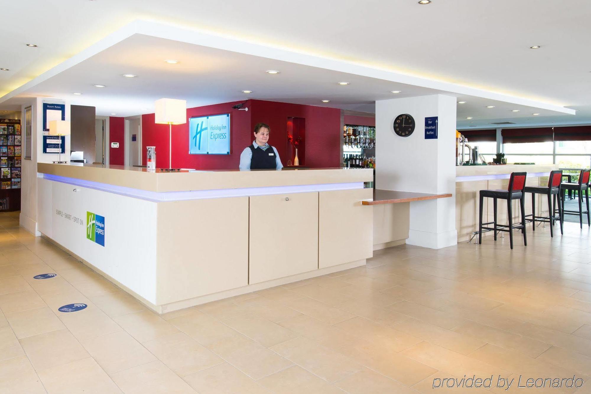 Holiday Inn Express Milton Keynes By Ihg Exterior foto