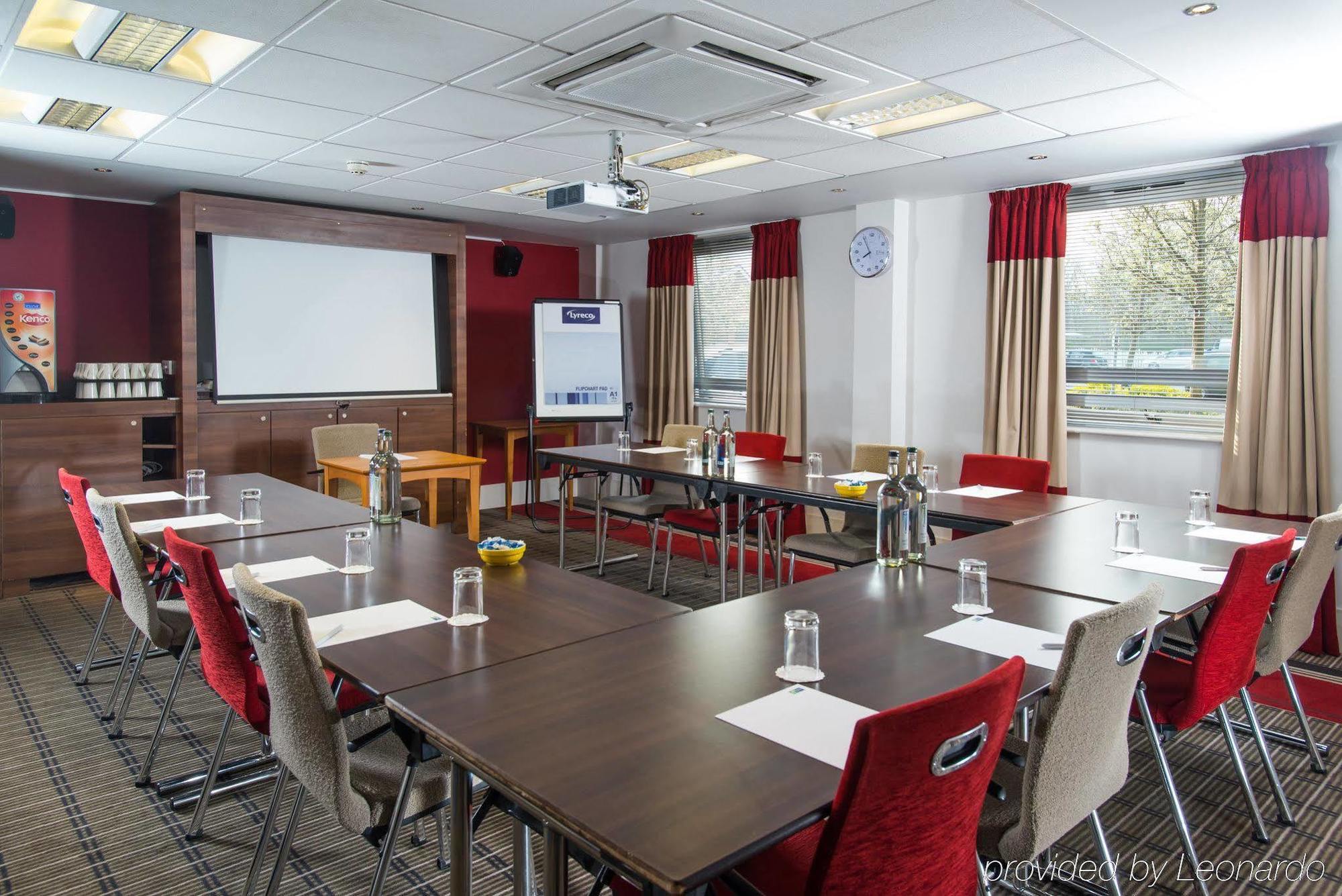 Holiday Inn Express Milton Keynes By Ihg Exterior foto