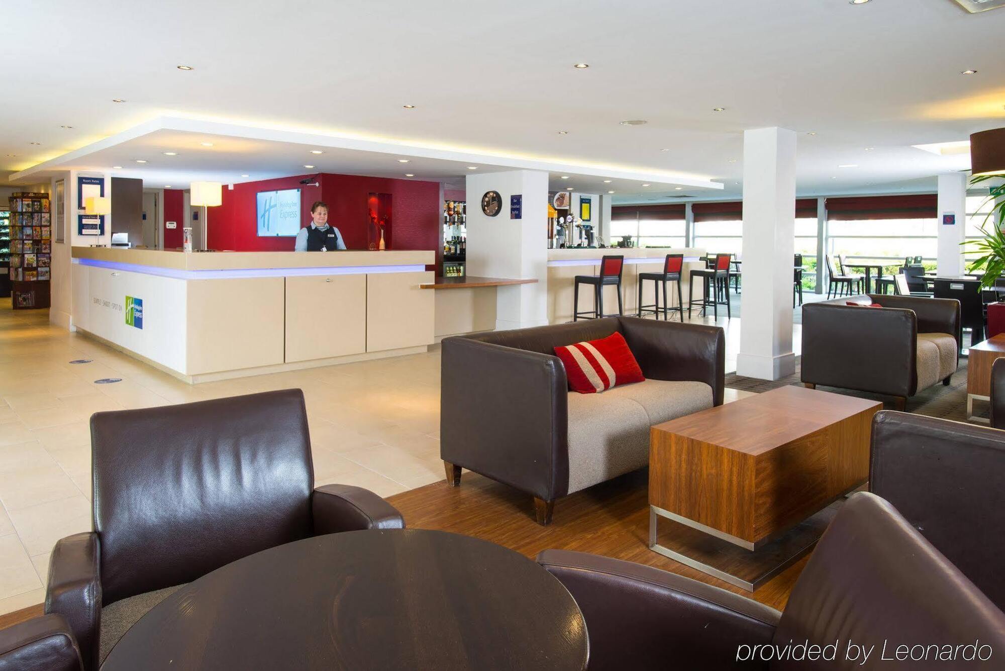 Holiday Inn Express Milton Keynes By Ihg Exterior foto
